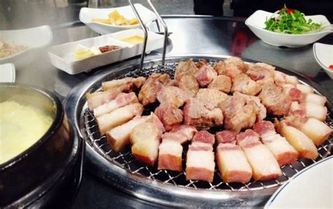 제주도 흑돼지: 바다의 맛과 육지의 향기가 만나는 특별한 조합